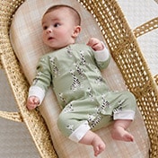 嬰兒連身衣和連身睡衣